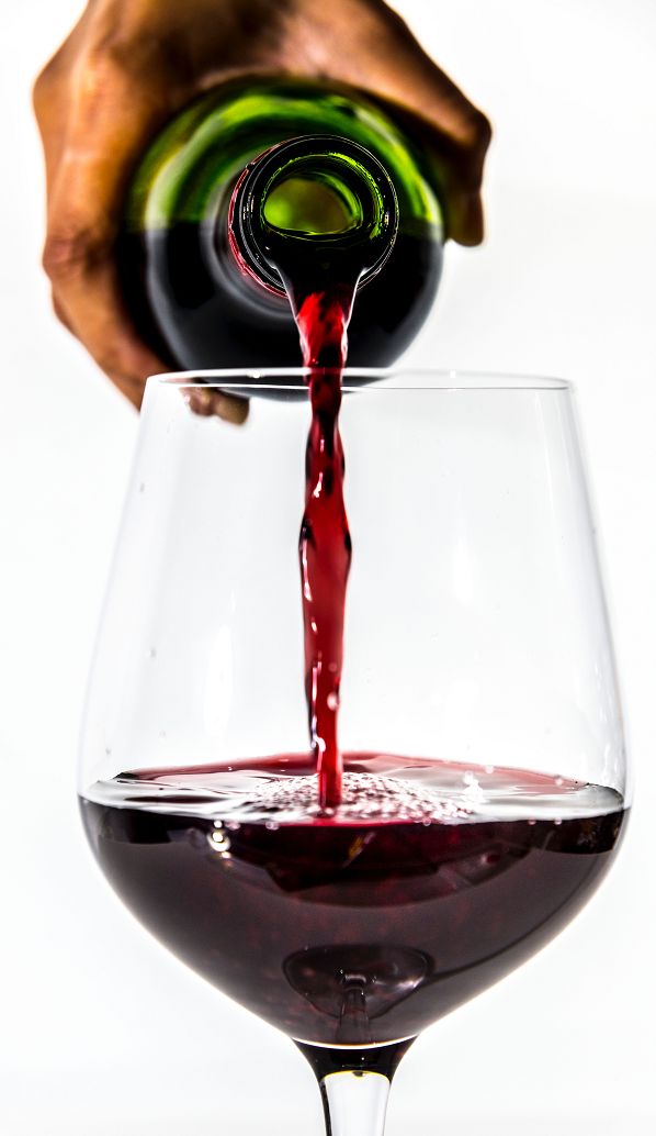 Einschenken Rotwein in Glas